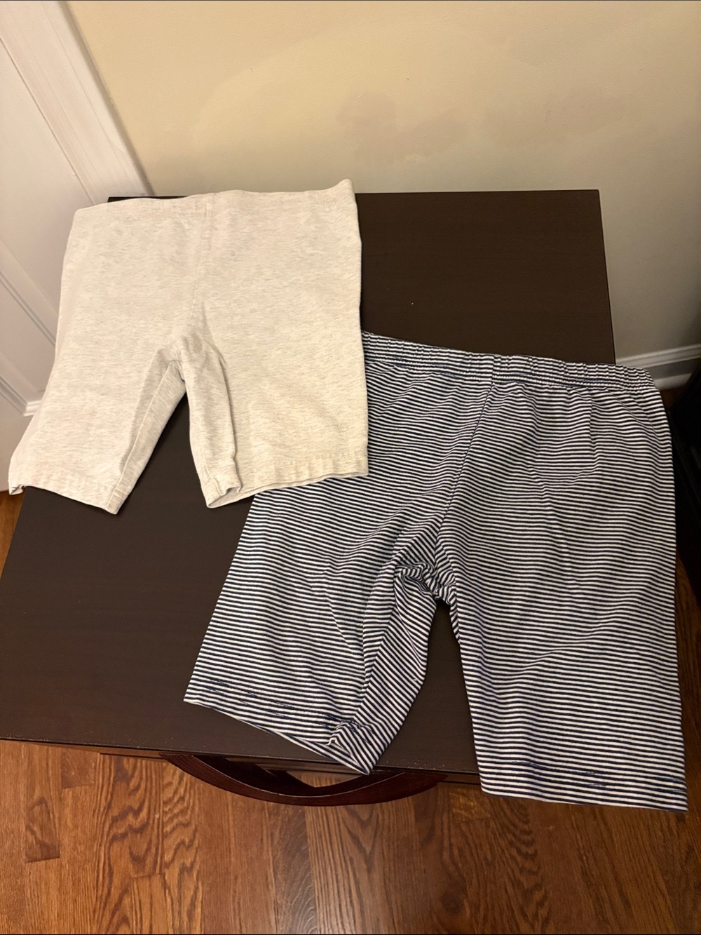 Carters girls 2-pack of shorts, striped Navy & White and Cream, size 10